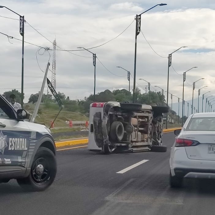 #ReporteCiudadano #ReporteVial una camioneta volcada en el Periférico Ecológico, sentido a Flor del Bosque, pasando Aras