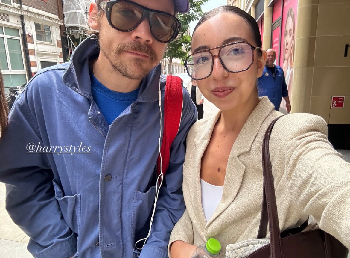 Harry with a fan in London recently (via shira.benchoriin)