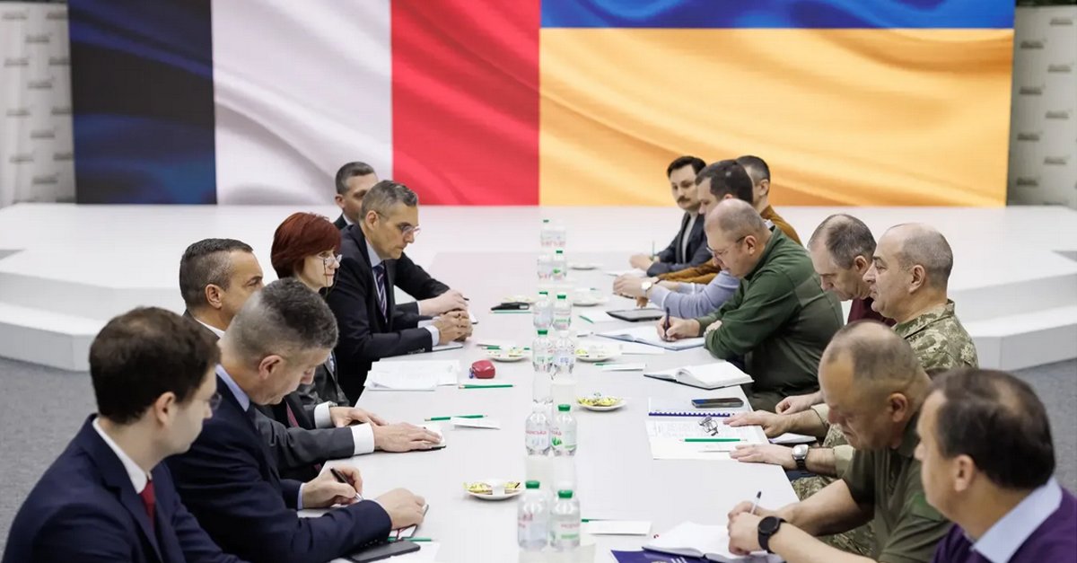 MCO_Terre's tweet photo. 🇫🇷🤝🇺🇦 En visite en #Ukraine, le général OHNET, directeur central de la #SIMMT, a pu mesurer la résilience d’une industrie de guerre efficace.
L’@armeedeterre reste déterminée dans son soutien à l’Ukraine.
https://t.co/2W1KjoI9rz
#MissionMaintenance #LogOps @gicat_fr https://t.co/BoBg6yXRIf