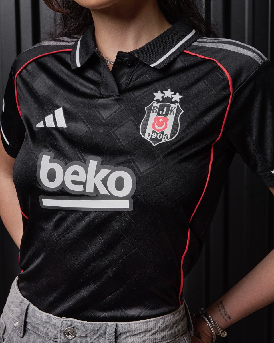 Bu kapıdan giren herkes bilir: Her yere benzemez. Burası Beşiktaş!

Beşiktaş JK 2025-2026 taraftar forması şimdi satışta!

#BurasıBeşiktaş