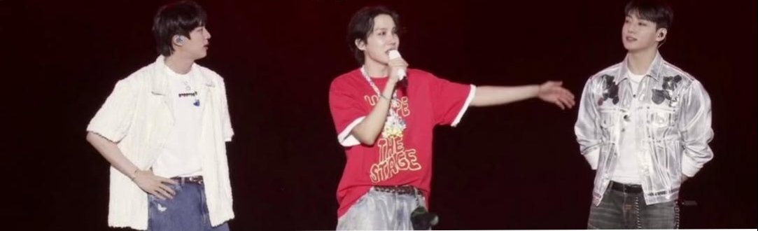 BUniverso7's tweet image. Os 7 juntos no show do J-hope.
Família Bangtan junta