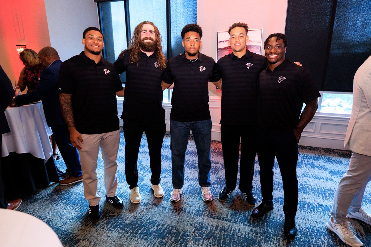 FalconsCR's tweet image. An unforgettable night at the Atlanta Falcons Rookie Club Dinner presented by Norfolk Southern!
We officially welcomed the 2025 Rookie class as they kicked off their journey with a powerful evening focused on community impact.
Special thanks to our community partners, current…
