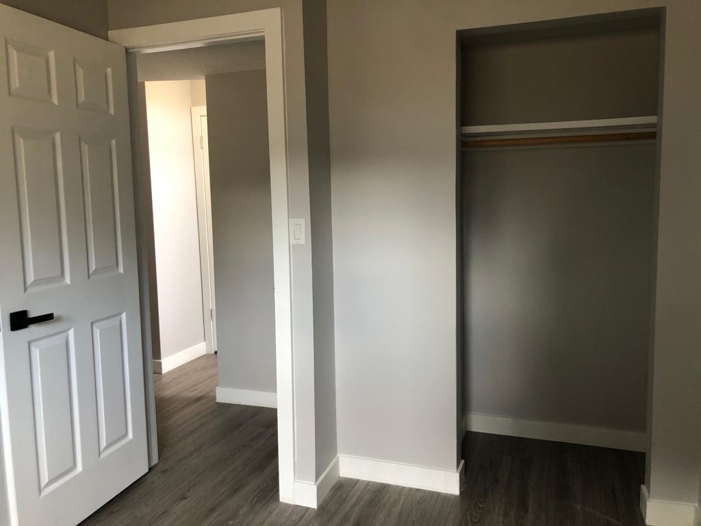 JasonClouston1's tweet photo. Looking for female one university roommate in Edmonton for this fall/winter. 18 minutes to U of A located in Callingwood Area. Room for 1 roommate $600 includes wifi, washer/dryer all utilities. Quiet area very safe. Located beside shopping areas. 1 room available. https://t.co/v3SvOn9dnt