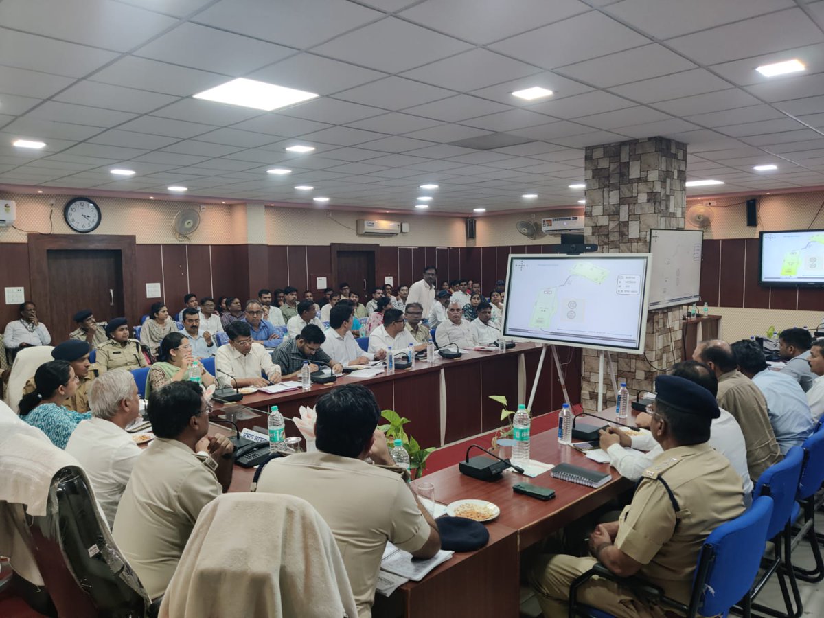 Indore Commissioner (@comindore) on Twitter photo рдорд╣рд╛рдорд╣рд┐рдо рд░рд╛рд╖реНрдЯреНрд░рдкрддрд┐ рдХреЗ рдХрд╛рд░реНрдпрдХреНрд░рдо рдХреЗ рдорджреНрджреЗрдирдЬрд░ рд╕рдВрднрд╛рдЧрд╛рдпреБрдХреНрдд рд╢реНрд░реА рджреАрдкрдХ рд╕рд┐рдВрд╣ рдиреЗ рдмрдбрд╝рд╡рд╛рдиреА рдкрд╣реБрдВрдЪрдХрд░ рд▓реА рдмреИрдардХред
Read more: facebook.com/share/p/1AeHi7тАж
#JansamparkMP
#indore
#рдЗрдВрджреМрд░
<a href="/GovernorMP/">Governor of Madhya Pradesh</a> рдорд╣рд╛рдорд╣рд┐рдо рд░рд╛рд╖реНрдЯреНрд░рдкрддрд┐ рдХреЗ рдХрд╛рд░реНрдпрдХреНрд░рдо рдХреЗ рдорджреНрджреЗрдирдЬрд░ рд╕рдВрднрд╛рдЧрд╛рдпреБрдХреНрдд рд╢реНрд░реА рджреАрдкрдХ рд╕рд┐рдВрд╣ рдиреЗ рдмрдбрд╝рд╡рд╛рдиреА рдкрд╣реБрдВрдЪрдХрд░ рд▓реА рдмреИрдардХред
Read more: facebook.com/share/p/1AeHi7тАж
#JansamparkMP
#indore
#рдЗрдВрджреМрд░
<a href="/GovernorMP/">Governor of Madhya Pradesh</a>