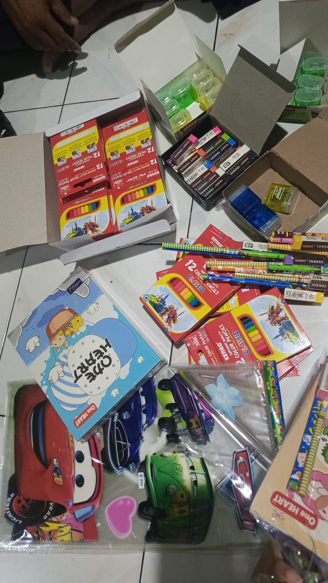 Raraodetta's tweet photo. Pulang kerja lanjut bikin goodie bag buat acara kelas kakak, sekalian nyuci juga karena udah seabrek.. Gawean, anak, bojo semua prioritaskuu... Ga ada yg lebih penting ❤ semangat 💪 https://t.co/yi76XV1od1