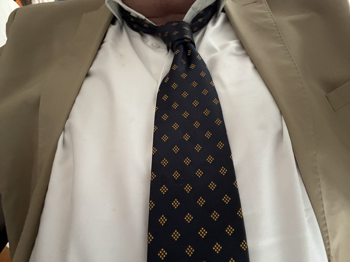 week-end is here 

#whitecollar #boredatwork 
#gayatwork  #suitgay #suitandtiegay #cravate #cravaté #suitandtie #suitspirit #gaysuited #suitedgay #gayinsuit #suitedfun #madaboutties #suitfetish #tiefetish #gaysuit