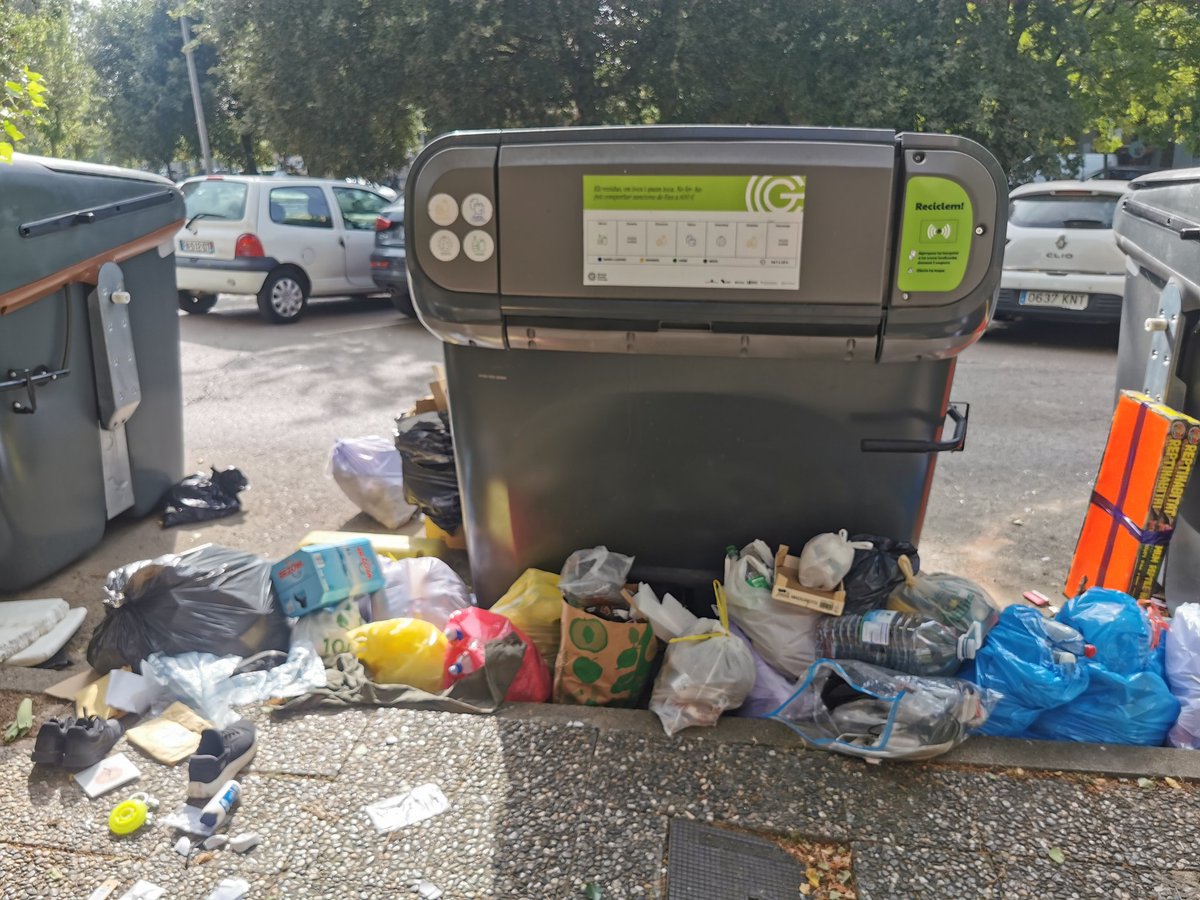 Jordi Camps Linnell (@jclinnell) on Twitter photo Quart dia, veïns del barri de Montilivi/Pericot afectats per "una incidència informàtica" i no es poden obrir els containers. Suposo que no se'ns multarà per no guardar la brossa a casa... Seguim? Fins quan? <a href="/Girona_Cat/">Ajuntament de Girona</a> Quart dia, veïns del barri de Montilivi/Pericot afectats per "una incidència informàtica" i no es poden obrir els containers. Suposo que no se'ns multarà per no guardar la brossa a casa... Seguim? Fins quan? <a href="/Girona_Cat/">Ajuntament de Girona</a>