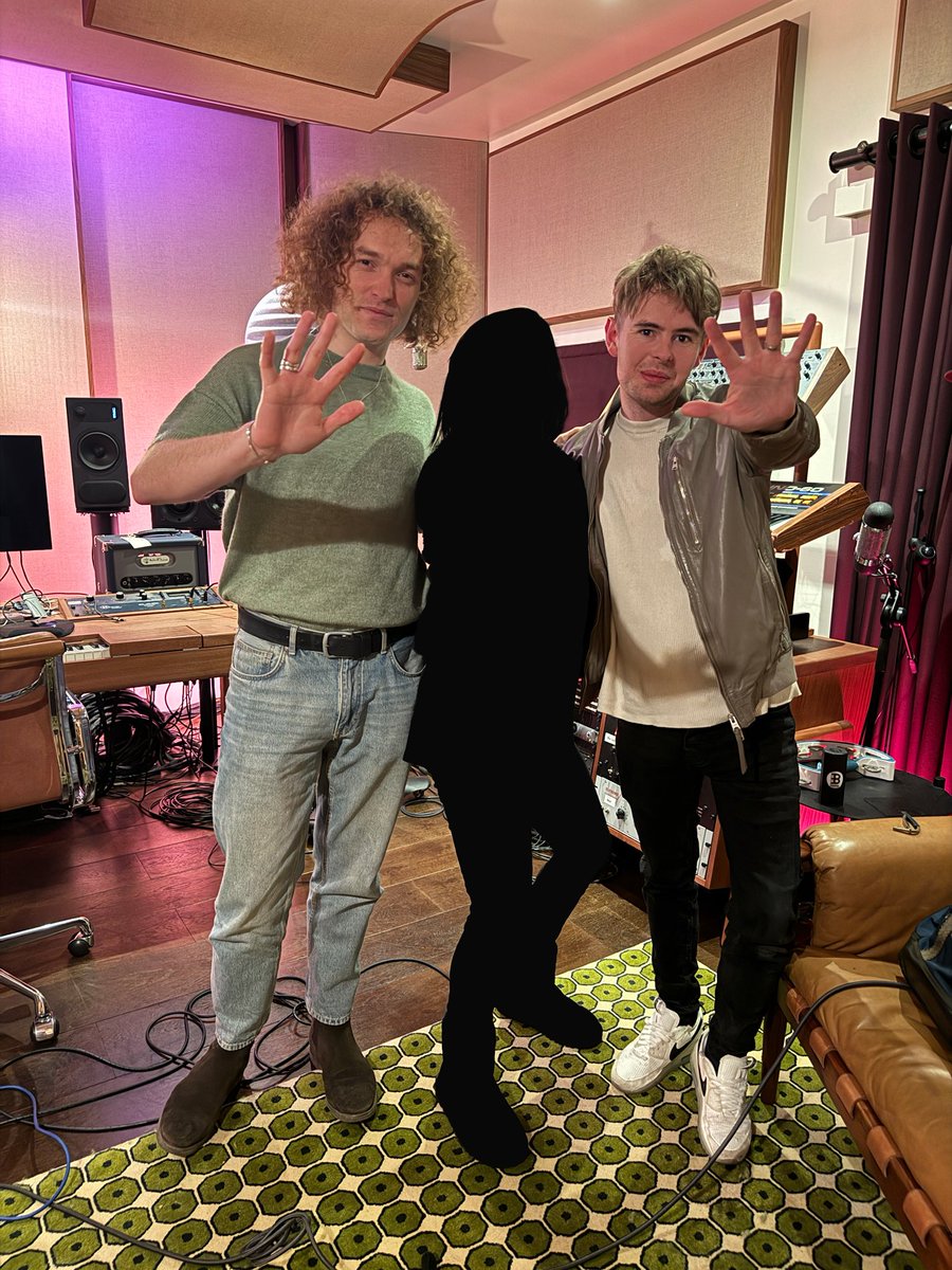 SeafretOfficial's tweet image. Our next single, 'Five More Seconds' will be out 27th June, featuring an all time legend... can you guess who?! Pre save now ❤️ Sf xx
seafretofficial.ffm.to/fivemoreseconds