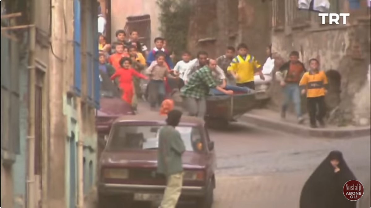 Yeditepe İstanbul, mahallede kayık yürüttükleri sahne. Daha da üstüne senaryo ve dizi yoktur.