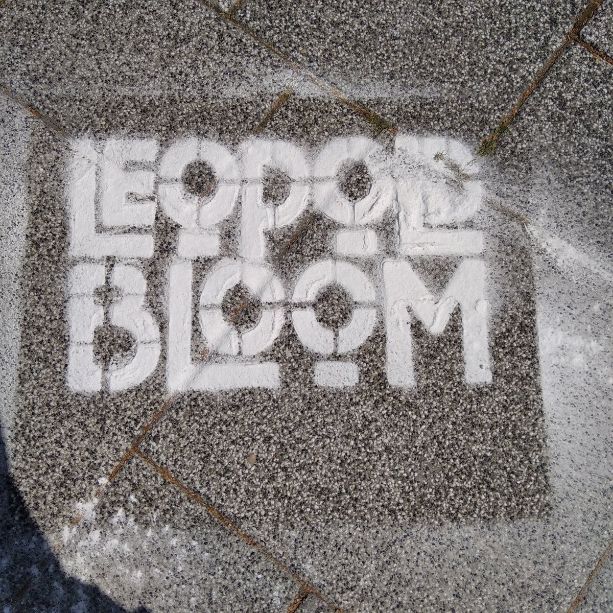 any54's tweet image. Bloomsday. 1. Dr. Nemény feje búbja esetleg, a két zászló között, mert a tűző naptól semmit sem lehetett látni. 2. Ragnar Almqvist ír nagykövet. 3. Pecsételés, porcukorszórással. 4. Én örülök, hogy elmentünk, ott voltunk.