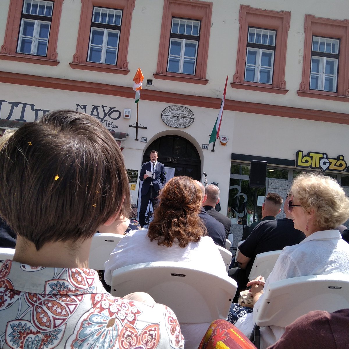 any54's tweet image. Bloomsday. 1. Dr. Nemény feje búbja esetleg, a két zászló között, mert a tűző naptól semmit sem lehetett látni. 2. Ragnar Almqvist ír nagykövet. 3. Pecsételés, porcukorszórással. 4. Én örülök, hogy elmentünk, ott voltunk.