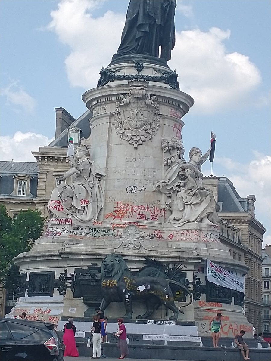 Paris Historique (@parishistorique) on Twitter photo Quelle que soit la cause que l'on défend, rien ne justifie la dégradation répétée du monument de la République, inauguré en 1883 et inscrit au titre des monuments historiques. Ne peut-on envisager la mise en place d'une grille de protection ? <a href="/ArielWeilT/">Ariel Weil</a> <a href="/ACORDEBARD/">Alexandra Cordebard</a> <a href="/FVauglin/">François Vauglin</a> Quelle que soit la cause que l'on défend, rien ne justifie la dégradation répétée du monument de la République, inauguré en 1883 et inscrit au titre des monuments historiques. Ne peut-on envisager la mise en place d'une grille de protection ? <a href="/ArielWeilT/">Ariel Weil</a> <a href="/ACORDEBARD/">Alexandra Cordebard</a> <a href="/FVauglin/">François Vauglin</a>