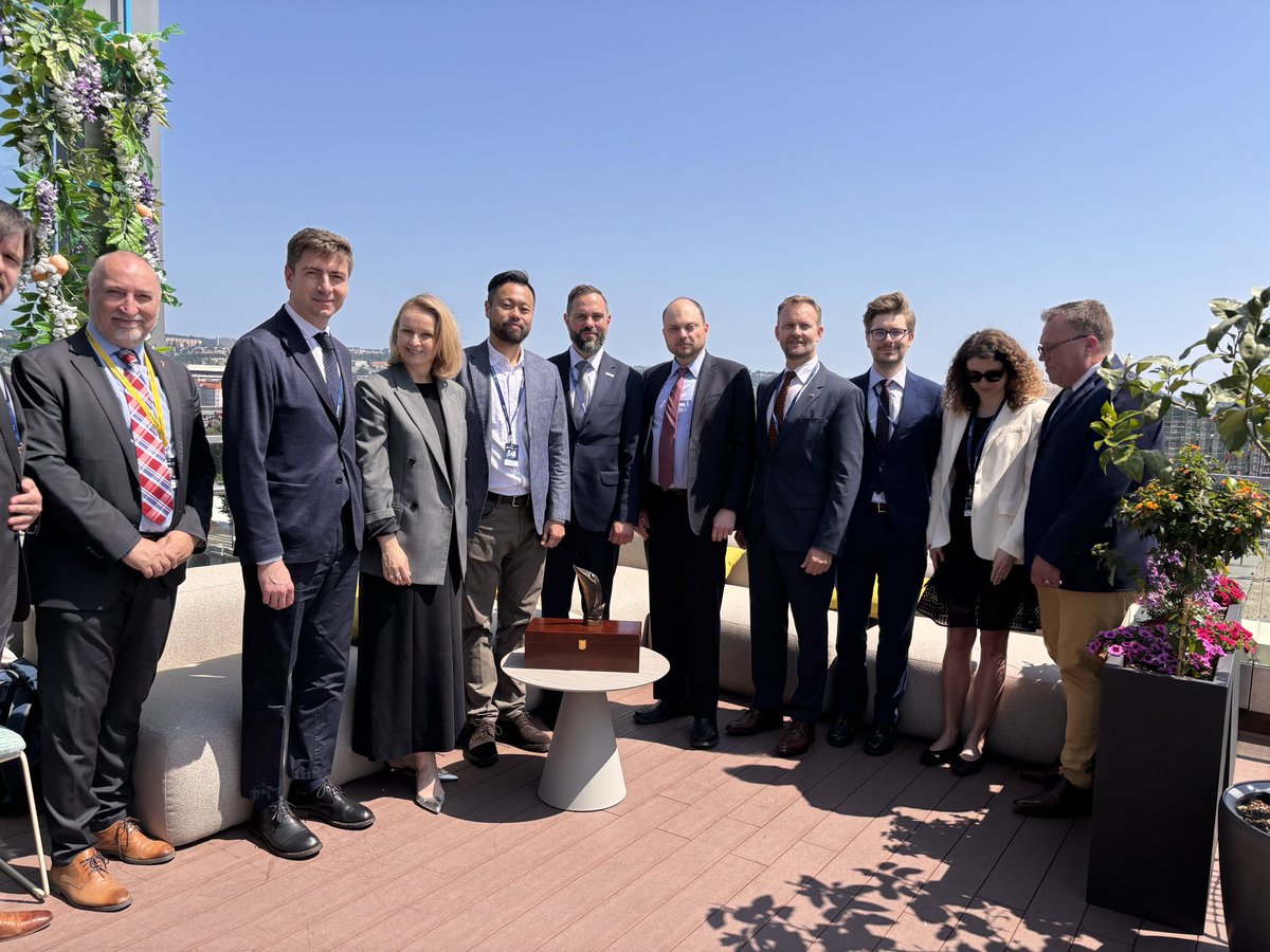 Deeply honoured to receive the Prize of the Platform of European Memory and Conscience <a href="/PemcEu/">PEMC</a> and grateful for its tireless work of chronicling the crimes of Nazi and Communist regimes. One day, I know, Russia will face up to — and finally overcome — the poisonous legacy of