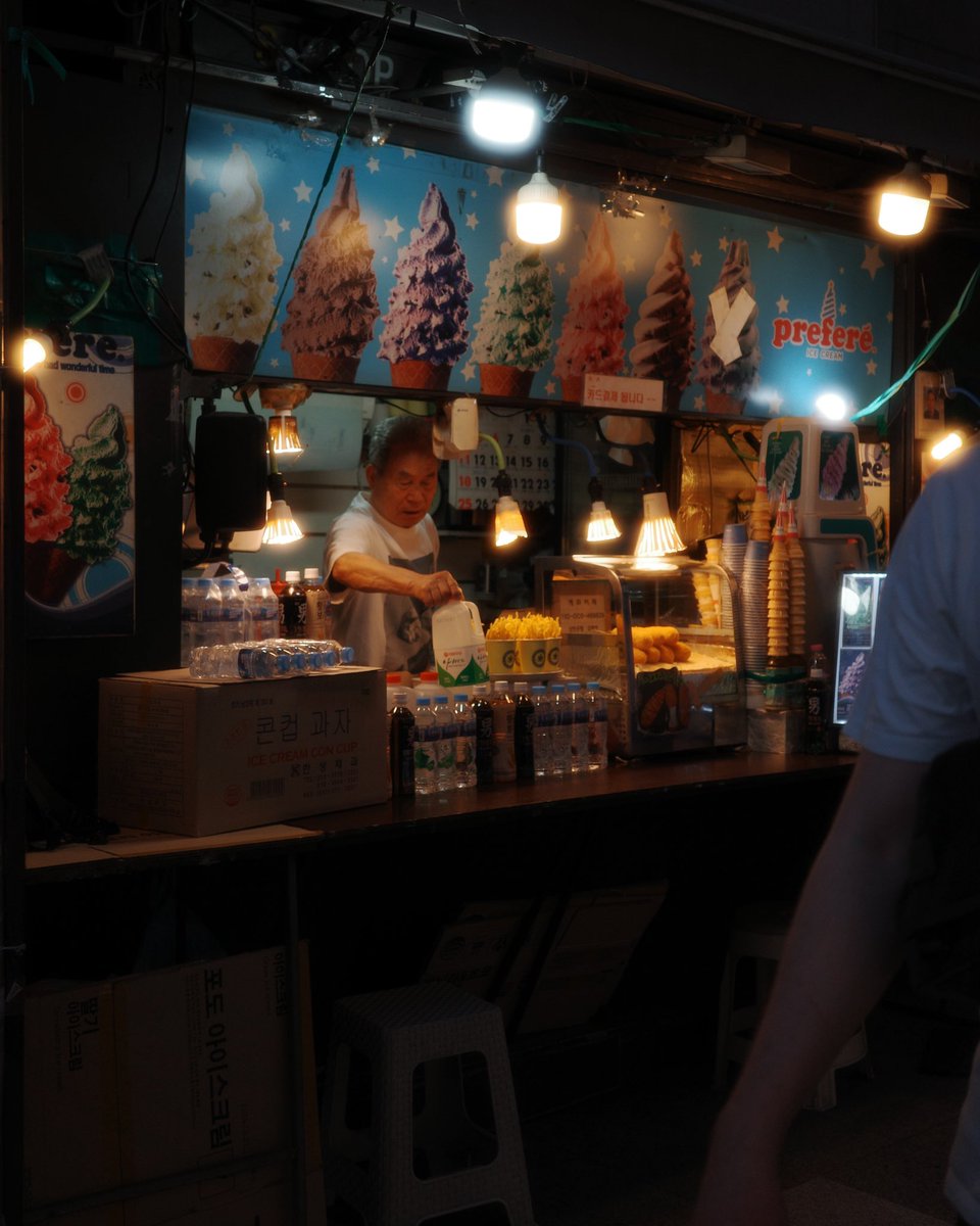 Soft lights, South Korea #RicohGRIIIx #streetphotography