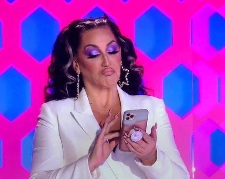 Yo mandándole un Tap al perfil de Grindr que dice "No taps ni afeminados"