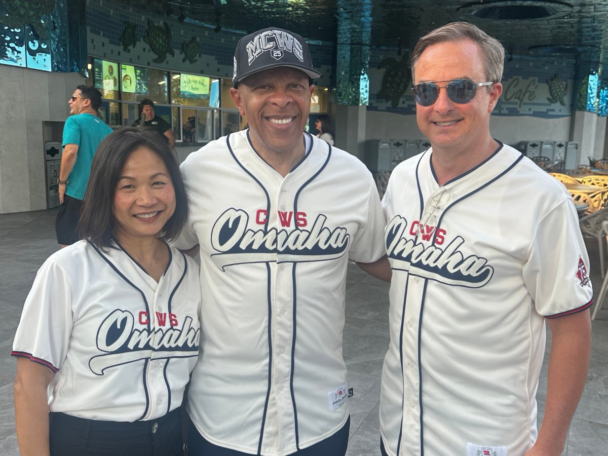 PresHendrickson's tweet image. It was great to join @UNO_Chancellor Joanne Li &amp;amp; Omaha Mayor John Ewing at last night&apos;s @ncaabaseball CWS opening ceremonies as @creighton celebrates 75 years as host and now @unomaha as co-hosts. 

Good luck to the teams, players, and coaches who are competing this year.