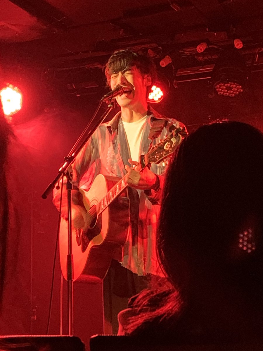 sinosino1969's tweet photo. 共演の森下邦太さんもオオモリヨウヘイさんも爽やかだし笑顔はいいし何しろ歌唱力がハンパない!
喉黒一さんは自主企画 #DancingInTheLight vol.9ともなると貫禄すら出てきましたな...
この3枚目の喉黒さんの表情凄く素敵だと思いませんか⁉️
そして今日から発売の11/2渋谷ラママ昼ワンマンチケもGET🎉 https://t.co/GLmNEkBf9I