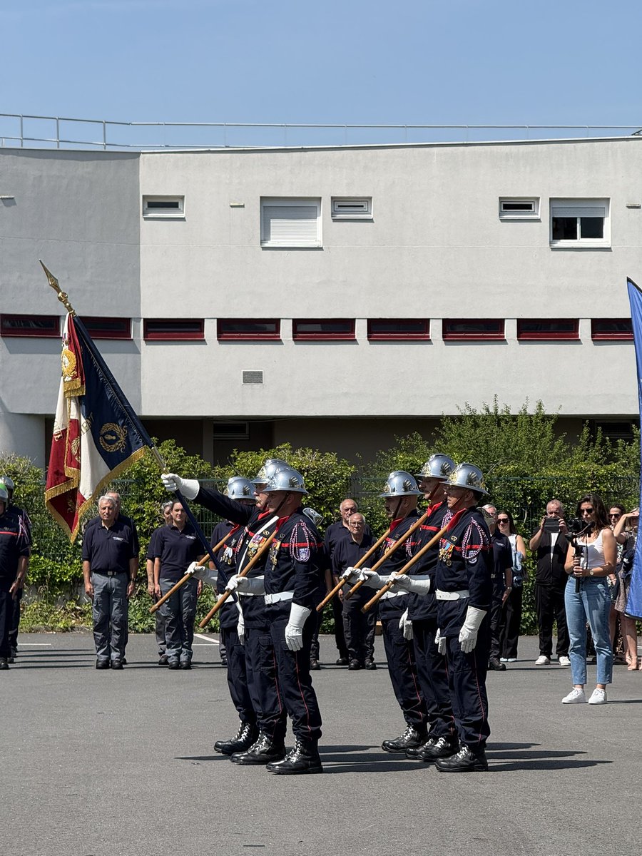 LDarcos's tweet photo. Ensuite j’ai assisté avec les autres membres du Conseil d’administration du @sdis91 à la Cérémonie Journée Nationale des Sapeurs-Pompiers en présence de notre @Prefet91 et François @Durovray, avec remise de médailles de bravoure et hommage aux deux pompiers morts à Laon 👨‍🚒 https://t.co/dig3veBWAD
