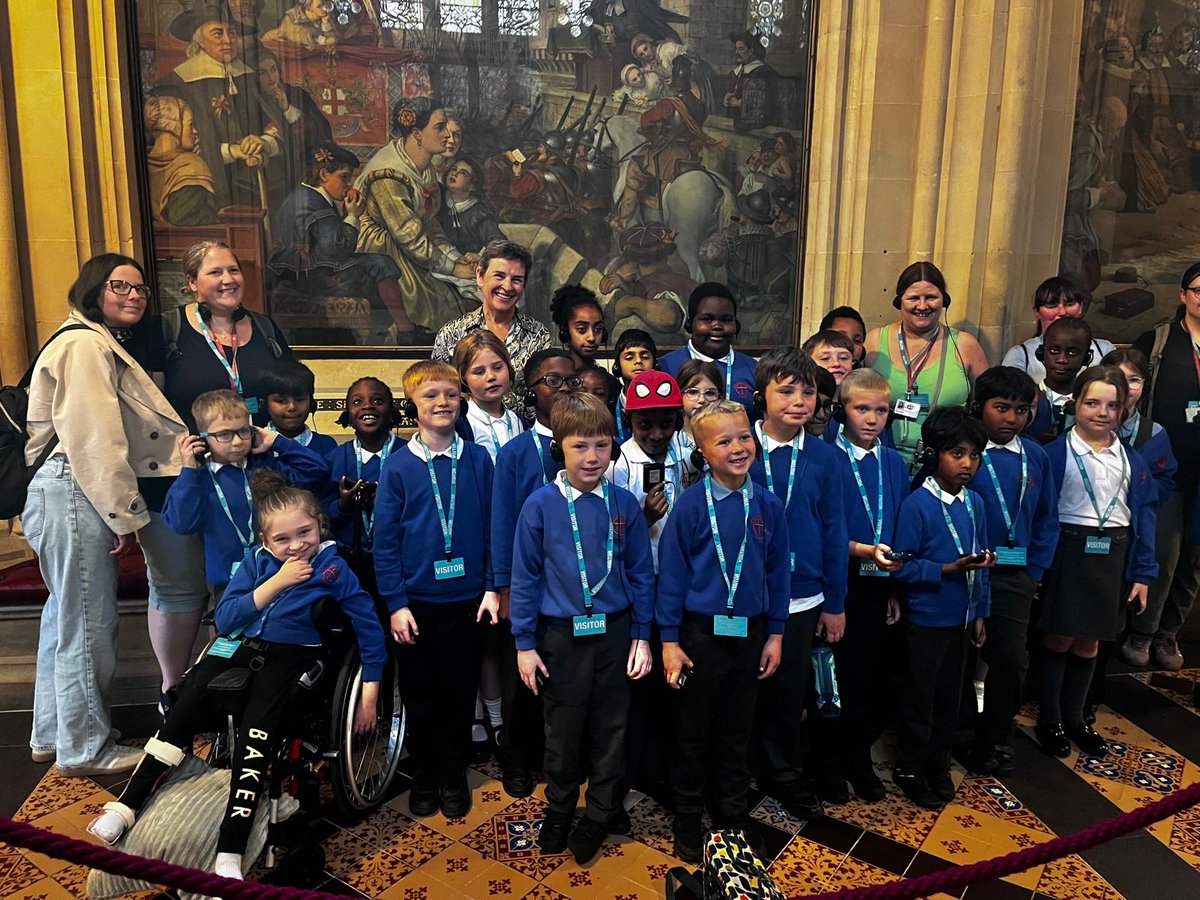 It was wonderful to meet with pupils from Stretton CE Academy in Parliament this week, to tell them about being an MP. They picked a busy day to visit, just before Prime Minister's Questions and the Spending Review. I'm looking forward to visiting their school in Willenhall soon.