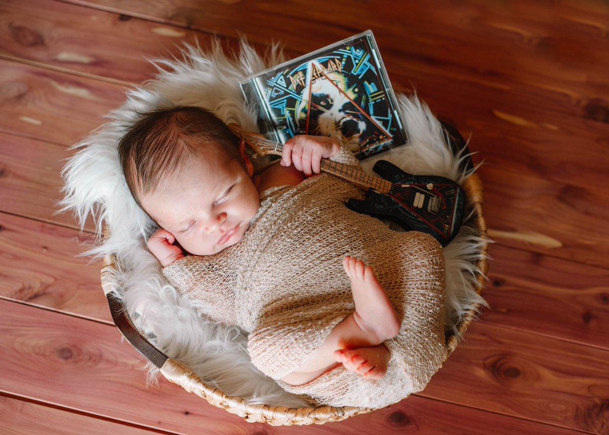 pauliee_7's tweet photo. My little Def Leppard fan ❤️ https://t.co/6VwhU4uJqw
