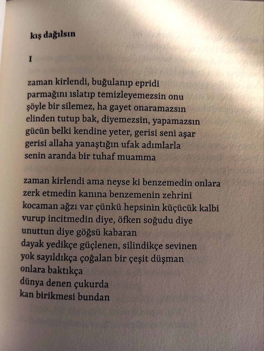 otuz beş yaşındasın
yalın ayak koşup geçerim dediğin dünya
bir adımda çiğnedi seni postallarıyla
söküldün ve birazın hep söküldüğün yerde kaldı
o gün bu gündür aklında hep aynı soru
iz bırakmak mı bu yoksa azalmak mı

<a href="/DevrimHorlu/">Devrim HORLU</a>, "35"