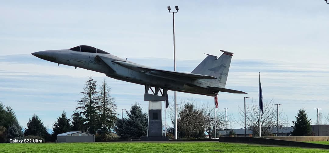 KellyG24_22's tweet photo. Hunter loves his fighter jets. https://t.co/SNq8Y4u5Ci