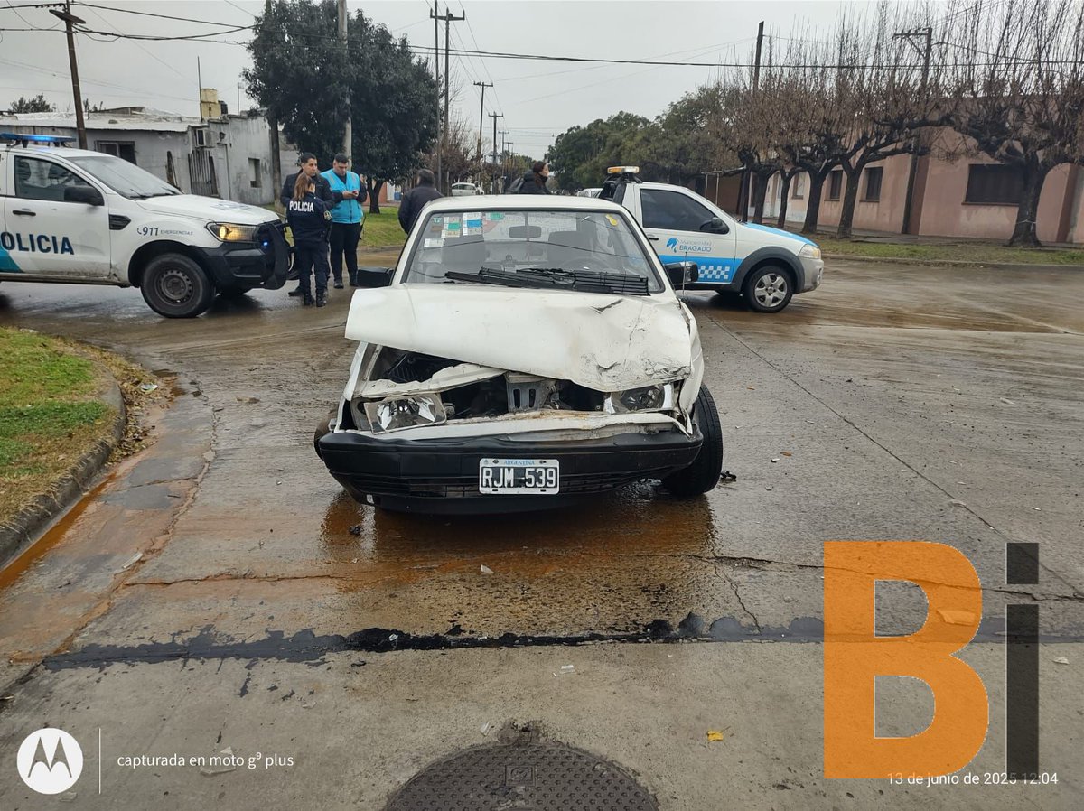 BInforma's tweet photo. #SucedeAhora #FuePrimicia #Policiales
Choque entre una camioneta y un automóvil en plena lluvia
LA NOTA EN https://t.co/HnYbn6C7WY https://t.co/fVIhiItRgf
