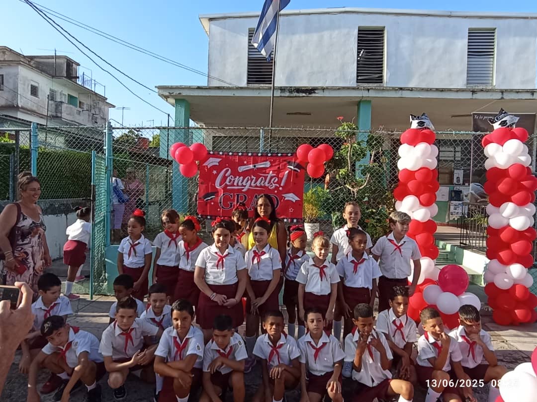 ELibertad43135's tweet photo. Institución Educativa Libertad del consejo Sevillano realiza Acto para cambio de Pañolera Roja a los alumnos de Tercero.
@LeyanisOlivar16 
@Niurkagaca
@educacion1010 https://t.co/NMAVeDD21A