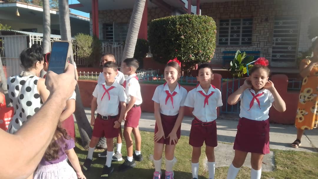 ELibertad43135's tweet photo. Institución Educativa Libertad del consejo Sevillano realiza Acto para cambio de Pañolera Roja a los alumnos de Tercero.
@LeyanisOlivar16 
@Niurkagaca
@educacion1010 https://t.co/NMAVeDD21A