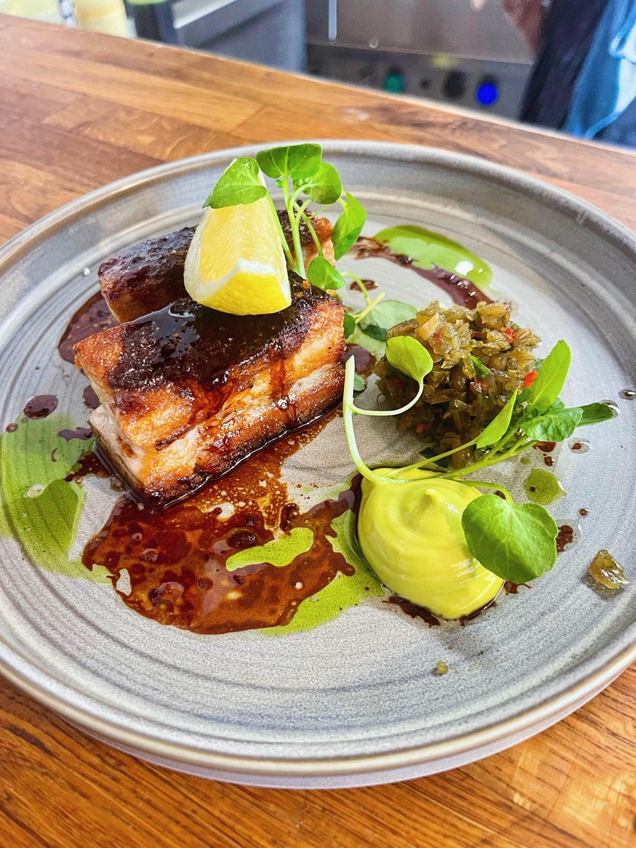 thescallopshell's tweet image. New soy glazed pork belly with Sichuan pepper crumb, fennel chutney and fresh cut chips for the meat eaters 👌

#porkbelly #soy #fishfree #sunshinefood