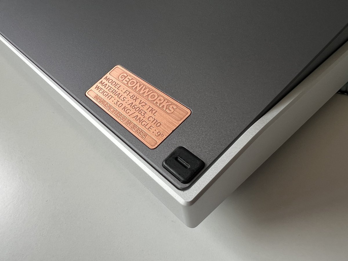 Build del Geonworks F1-8X V2 del stream de ayer.

Switches <a href="/GATERONOfficial/">GATERON</a> Deeping con full plate de polipropileno y teclas GMK Boneyard V2 con novelties.