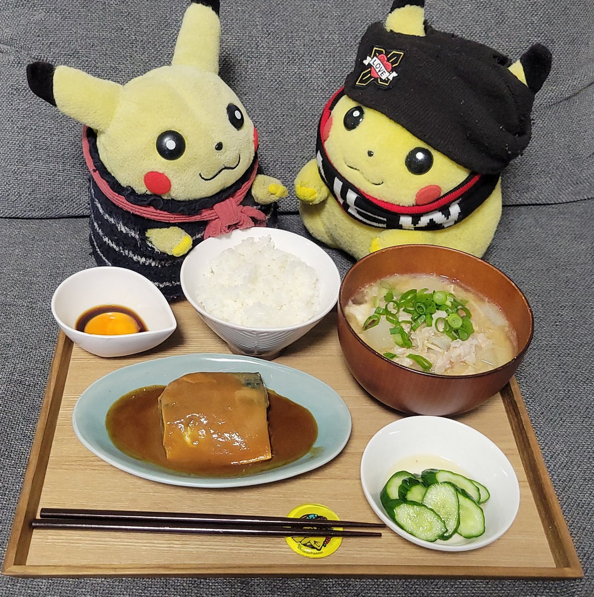 ぴゃー「備蓄米食べてくぴゃっ😋」
ぴゃー（んん〜？ぴゃーが普段買ってたお米より良い米かもぴゃ〜）
ちゅーた「うままままちゅたっ😋」
#備蓄米