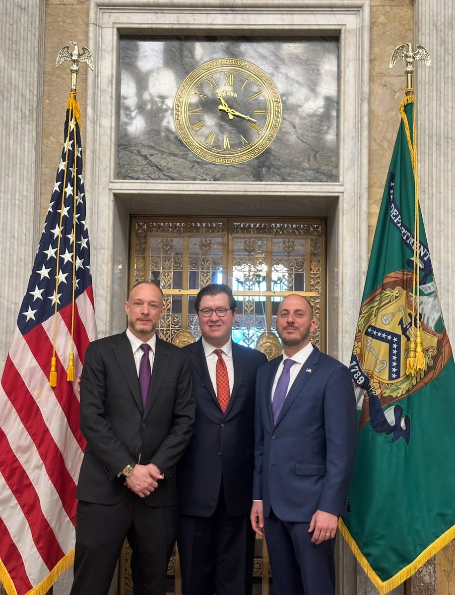Cryptex Finance (@cryptexfinance) on Twitter photo Just met with Tyler Williams, Counselor to the Treasury Secretary for Digital Assets <a href="/USTreasury/">Treasury Department</a>
Stablecoins. Decentralized infrastructure. Onchain indexes.
The U.S. will architect the next layer of global finance.
Cryptex Finance will index it. 🇺🇸 Just met with Tyler Williams, Counselor to the Treasury Secretary for Digital Assets <a href="/USTreasury/">Treasury Department</a>
Stablecoins. Decentralized infrastructure. Onchain indexes.
The U.S. will architect the next layer of global finance.
Cryptex Finance will index it. 🇺🇸