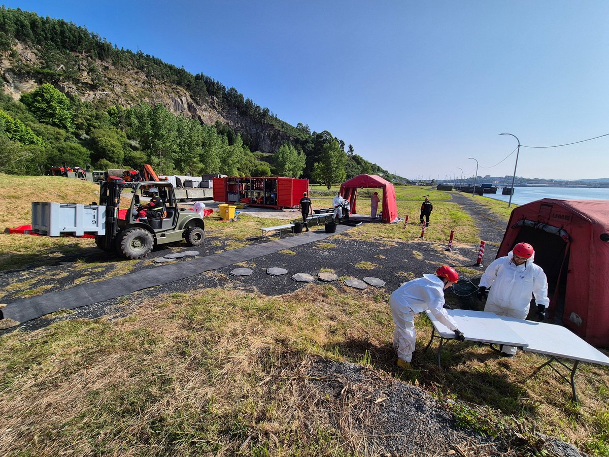 UMEgob's tweet image. Los alumnos finalizan su aprendizaje con un acto de clausura y entrega de diplomas.

Este Curso forma parte de las enseñanzas de perfeccionamiento de la #EMES y prepara al personal para intervenir en emergencias de carácter tecnológico o medioambiental en las que participe la
