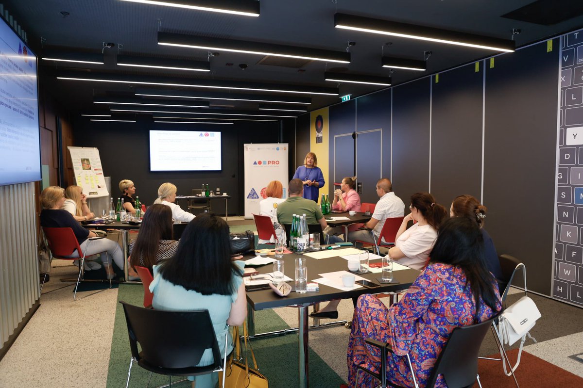 PRO_Programme's tweet image. 📍 Beograd, Hotel Moxy
🗓️ 12–13. jun

Na treningu o komunikaciji za razvoj – C4D, predstavnici opština učili su kako da kroz međuoopštinsku saradnju (MOS) bolje komuniciraju sa građanima, promovišu rezultate i izgrade poverenje u zajednici.

#PROprogram #socijalnoukljucivanje