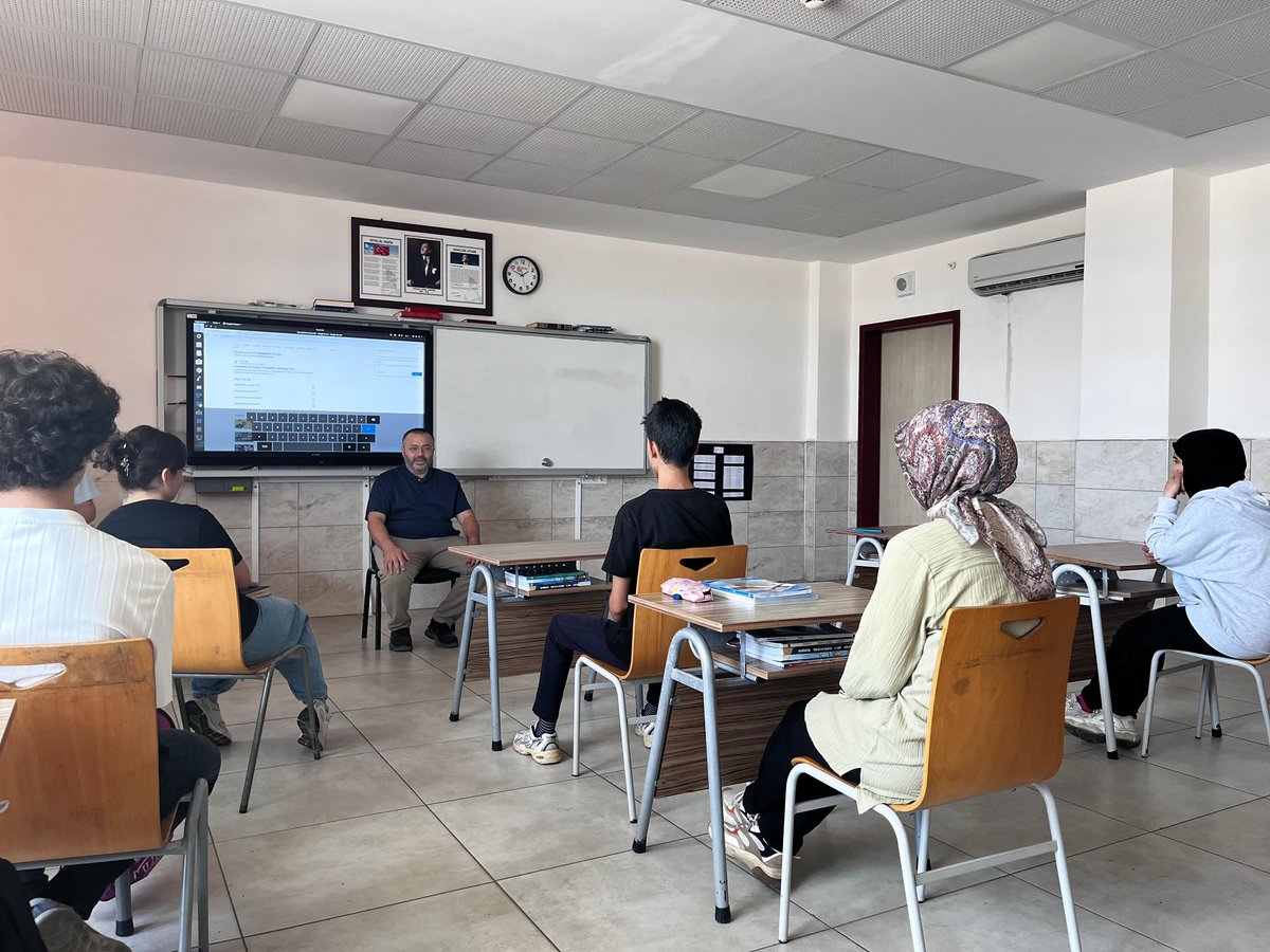 Antalya MEM Projelerinden biri olan “Velilerin Eğitim Öğretim Sürecine Dahil Edilmesi” etkinlikleri kapsamında velilerimiz Hemşire Tuğba Hanım ve Veteriner Hekim Veli Bey çocuklarının sınıflarında mesleklerini tanıttılar. Katılımlarından dolayı kendilerine teşekkür ederiz.
