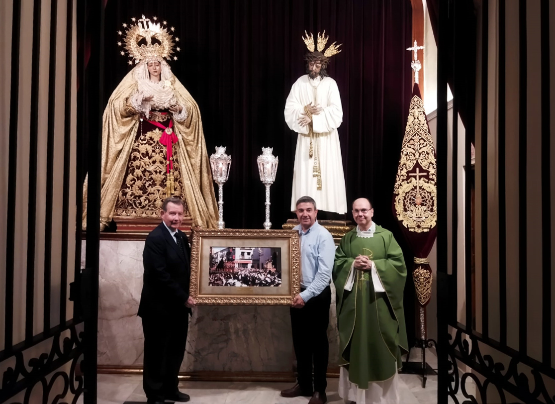 El 1o de junio la Hermandad Universitaria visitó a la del Buen Suceso para hacerle entrega de un cuadro conmemorativo del Encuentro de nuestros Titulares en la tarde del Martes Santo de 2025.