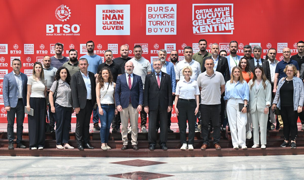 BursaTSO's tweet photo. 🚀 Bursa Ticaret ve Sanayi Odası’nın ev sahipliğinde, Savunma Sanayii Başkanlığı tarafından EYDEP (Endüstriyel Yetkinlik Değerlendirme ve Destekleme Programı) Bilgilendirme Semineri düzenlendi.

📑 BTSO ve #BASDEC üyelerine yönelik düzenlenen seminerde, firmaların Savunma Sanayii Başkanlığı’nın yüklenicisi olan sanayi kuruluşlarına tedarikçi olabilmeleri için dahil olmaları gereken EYDEP süreçleri hakkında kapsamlı bilgiler paylaşıldı. Toplantıda ayrıca, havacılık endüstrisinde faaliyet gösteren firmalar için AS9100 kalite yönetim standartları konusunda da bilgilendirmeler yapıldı. 

✔️ Programa BASDEC Başkanı Dr. Mustafa Hatipoğlu’nun yanı sıra @SavunmaSanayii Sanayileşme Dairesi Başkanı Murat Çizgel, SSB Yatırım ve Sanayi Koordinasyon Müdürü Ahmet Sefa Satır, Başkanlık uzmanları ve çok sayıda firma temsilcisi katıldı.