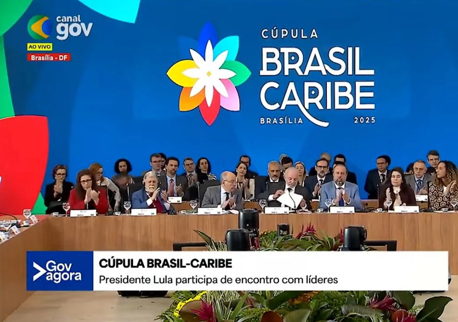 BrunoRguezP's tweet photo. Agradecemos a @LulaOficial, Presidente de #Brasil, por su llamado a poner fin al bloqueo de EEUU y a la arbitraria y fraudulenta inclusión de Cuba en la espuria lista de Estados patrocinadores del terrorismo, en la Cumbre Brasil-Caribe.

#TumbaElBloqueo https://t.co/KJQ0uhnDlZ
