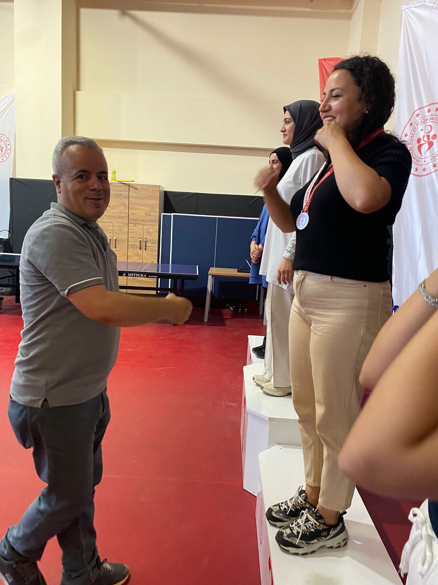 Ovanın Başakları olarak ilçe genelinde Gençlik Spor İl Müdürlüğü Masa Tenisi  İl Temsilcisi ile ortaklaşa düzenlenen öğrenci ve öğretmenler arası voleybol turnuvası sona erdi. İlçe Milli Eğitim Müdürümüz Ahmet DEMİR in katılımıyla dereceye girenlere ödülleri takdim edildi.