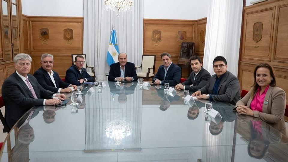 HAY AGENDA DE TRABAJO CON EL GOBIERNO NACIONAL

Hace minutos culminó un encuentro en Casa Rosada en el que participé junto a gobernadores de distintas provincias. Fuimos recibidos por el jefe de Gabinete, Guillermo Francos, para dialogar sobre la preocupante caída de la