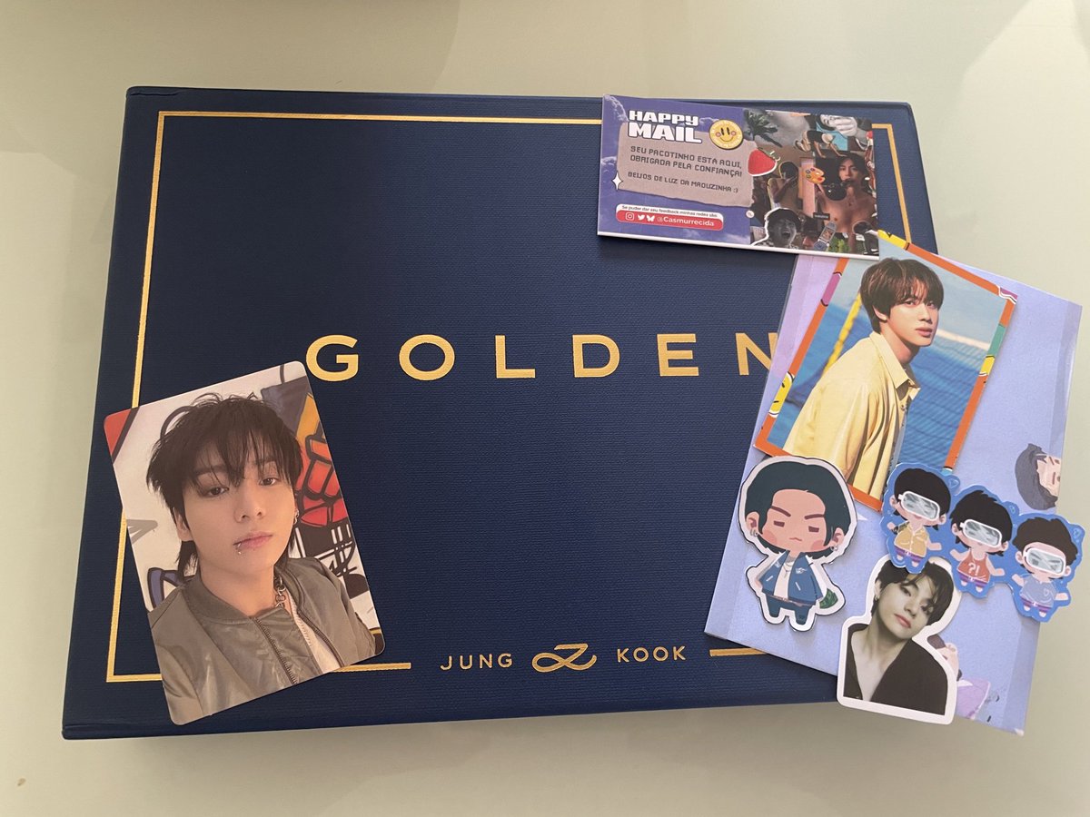 _camiscollector's tweet photo. Feedback positivo pra @Casmurrecida que me vendeu o Golden UK lacrado. Esse pc era meu sonho, e ainda conseguir junto com o álbum lacrado melhor ainda 😭 veio bem embalado, com brindes lindooos! Obrigada pela venda amiga 💜🫶🏼🥹 https://t.co/qOCJPsqG1x