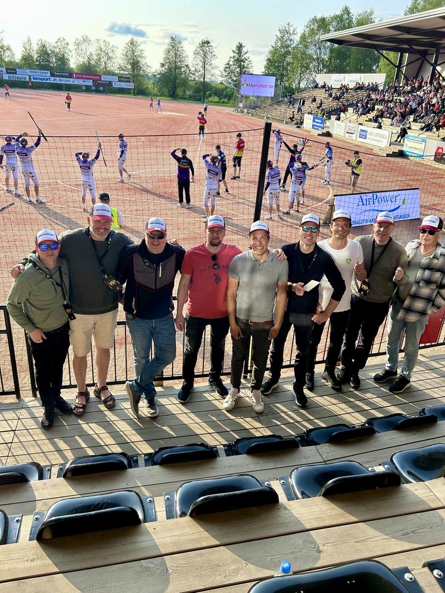 Mukava kun ihe tiimipäällikkö ehti työkiireiltään kannustamaan Kiteen palloa.