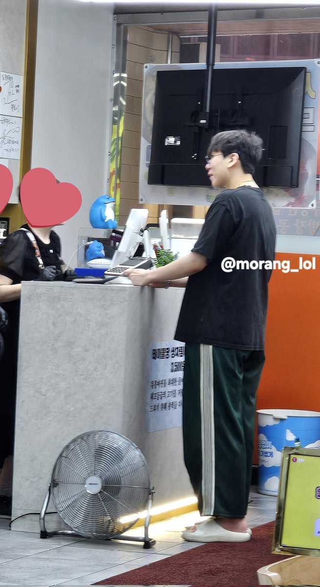 morang_lol's tweet photo. 룰러 미담 공유합니다 🥹
오늘 경기 끝나구 서면 고깃집에서 룰사모 + 기사모 모임 하는데.. 갑자기 젠지 등장..
근데 룰러가 저희 테이블 알아보구 카운터로 벅뚜벅뚜 가서 시원하게 결제 해줬음..
선수분들 먼저 퇴근하는데 인사도 야무지게 해주고 갔어요 🥹
룰러 어케 안 좋아하는데
#룰러 #Ruler https://t.co/zrSsVPRoGb