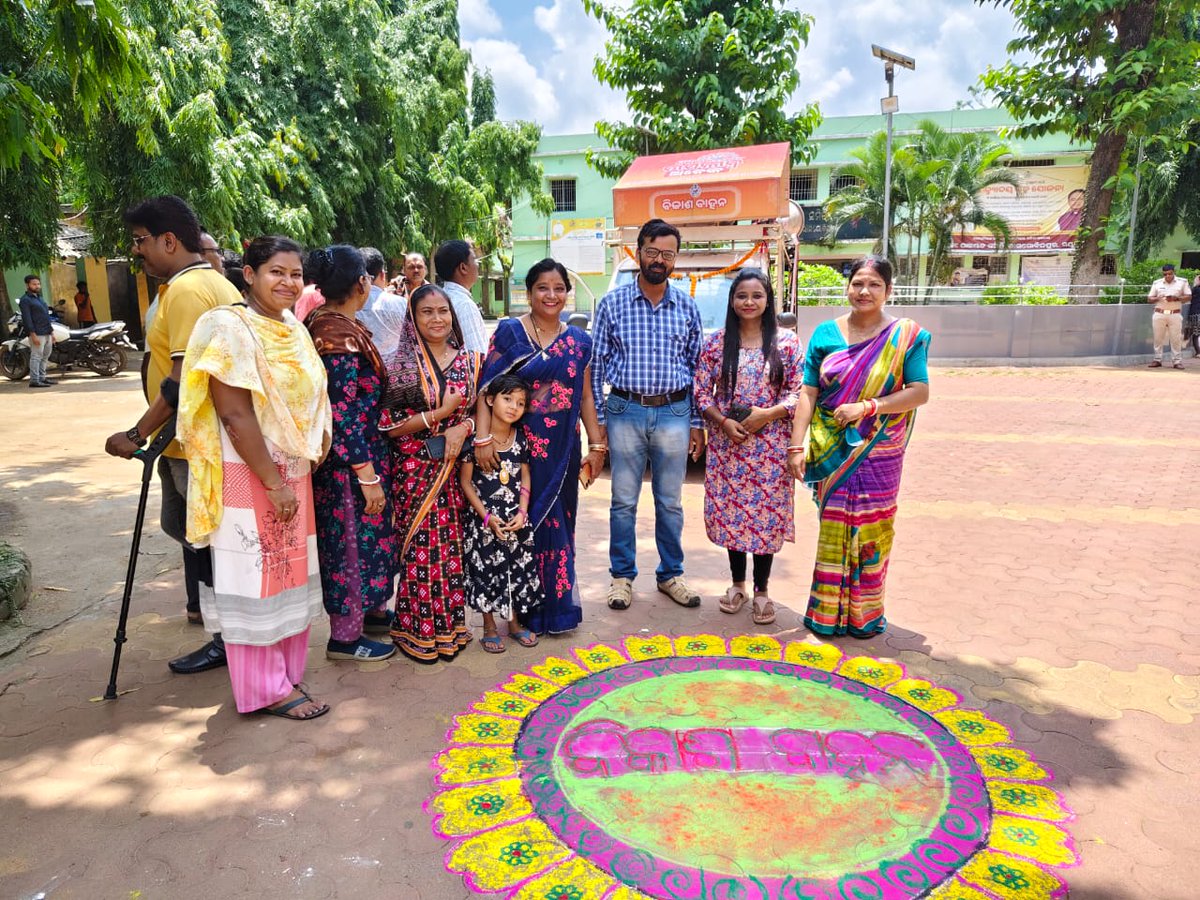 BRasgobind40999's tweet photo. 'ବିକାଶ ବାହନ' ବିକାଶର ବାର୍ତ୍ତା ନେଇ ଆପଣଙ୍କ ଅଞ୍ଚଳରେ ପହଞ୍ଚୁଛି.AT RASGOBINDPUR GP RASGOBINDPUR BLOCK.
#BikashBahanYatra
#OneYearOfMohanMajhi
#BarshaEkUpalabdhiAnek
#OneYearOfSushasan
#LokankaSarkar
#Odisha
#BikashitaOdishaBikashitaBharat
#ZP_Mayurbhanj
#DM_Mayurbhanj
#PRDeptOdisha
#CMO https://t.co/zotfjX3PlH