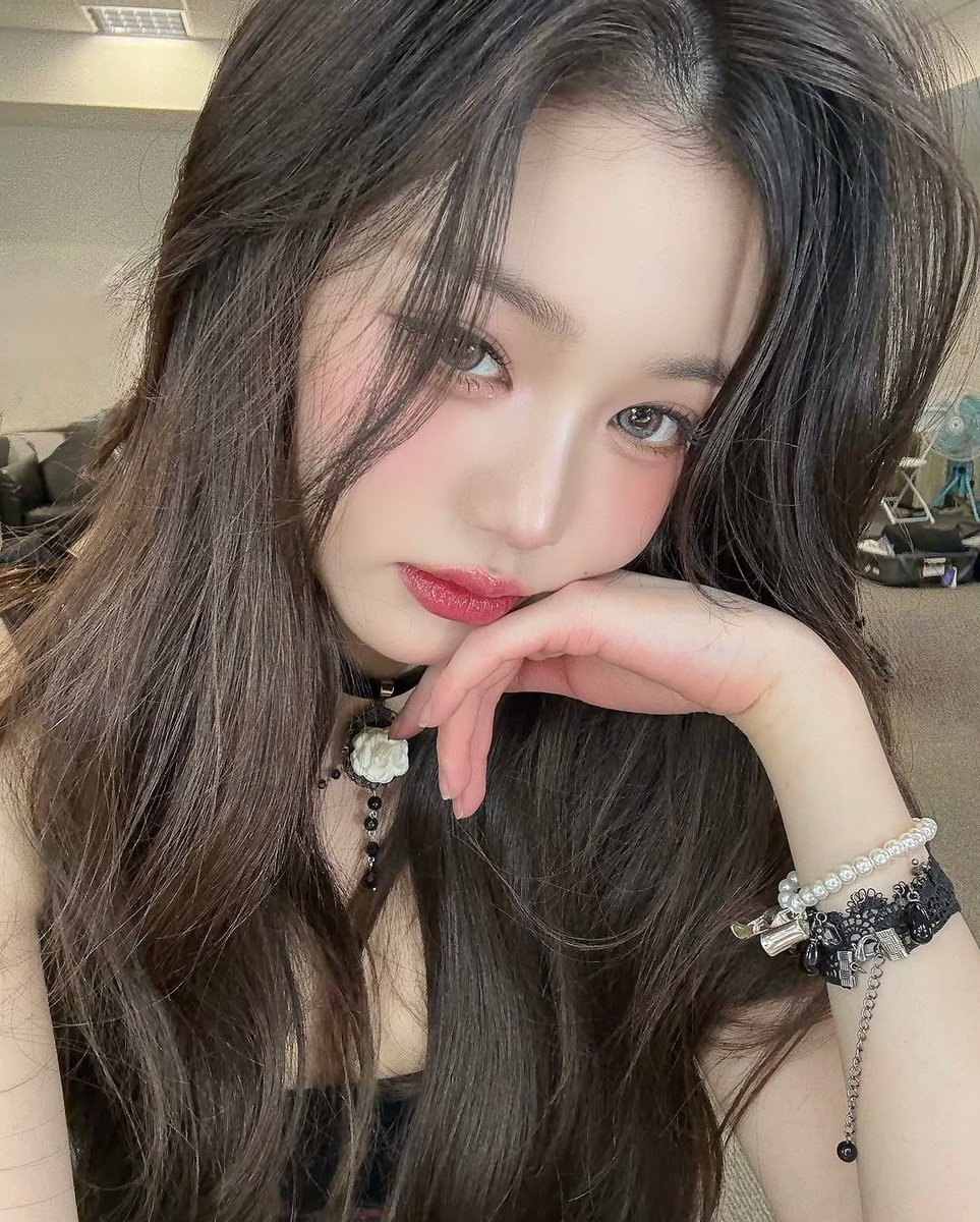 wonqyo's tweet image. &amp;lt; 💭 . . &amp;gt; 햇살처럼 부드럽고 바람처럼 자유로운 그 분위기. 살짝 흐트러진 머리카락조차도 그녀만의 스타일이 되고, 한쪽 눈을 감은 그 표정은 장난스러우면서도 묘하게 시선을 사로잡아요. 화려하지 않아도, 가만히 있어도 빛나는 사람.  ᜊ૮꒰   ྀི ܸ. . .ܸ ꒱ა 𓂃  ⁺ ˳