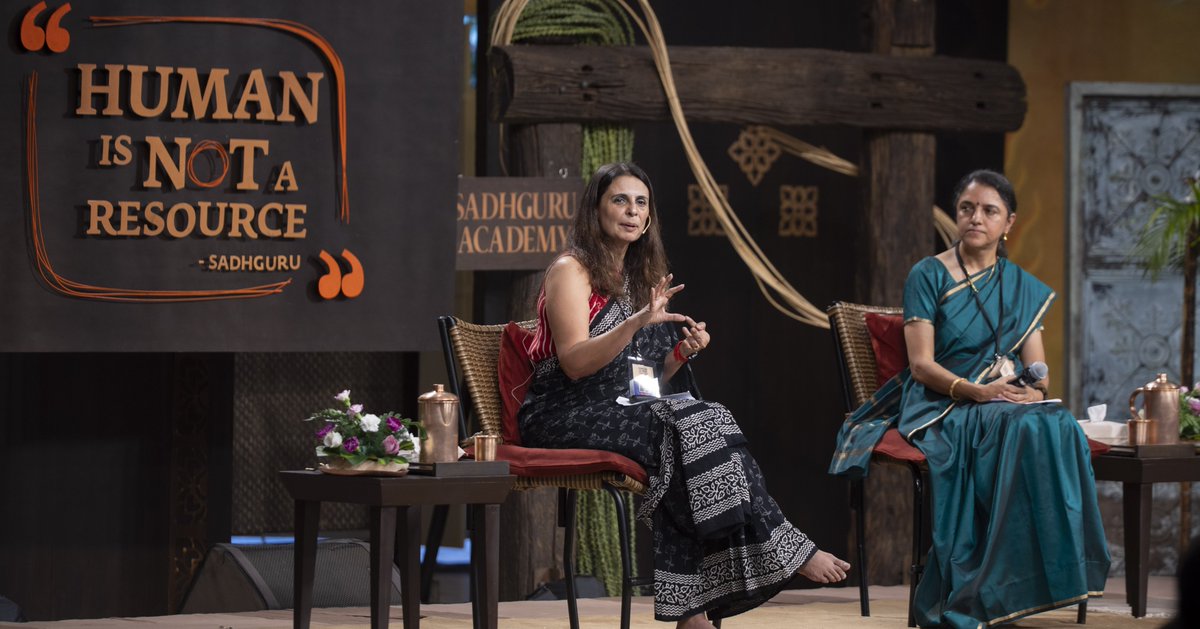 SadhguruAcademy's tweet image. A tendency to filter out ‘unfamiliar patterns’, an inability to read the ‘weak signals’ of inevitable change and a low threshold for ‘ambiguity tolerance’ can blindside leaders. It can leave them unprepared for the exponentially complex changes that the Future will bring, says…