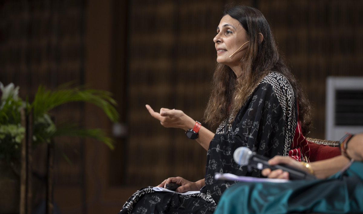 SadhguruAcademy's tweet image. A tendency to filter out ‘unfamiliar patterns’, an inability to read the ‘weak signals’ of inevitable change and a low threshold for ‘ambiguity tolerance’ can blindside leaders. It can leave them unprepared for the exponentially complex changes that the Future will bring, says…