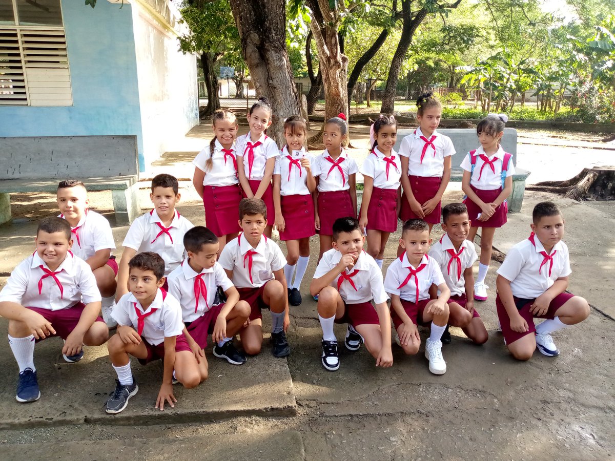 Con mucha alegría  aconteció en el municipio #Majibacoa los actos para el cambio de atributos donde nuestros pioneros recibieron las pañoletas rojas, proceso que marca un paso más dentro de la #OPJMCuba   
#PorLasTunasLaVictoria.