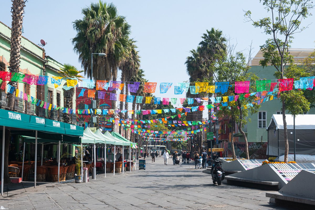 Garibaldi es una de las plazas públicas con mayor tradición el Centro Histórico de la Ciudad de México. En ese lugar, desde inicios del siglo XX se expresó una síntesis de rasgos de la mexicanidad, los cuales fueron el eje de la valoración posrevolucionaria y nacionalista.